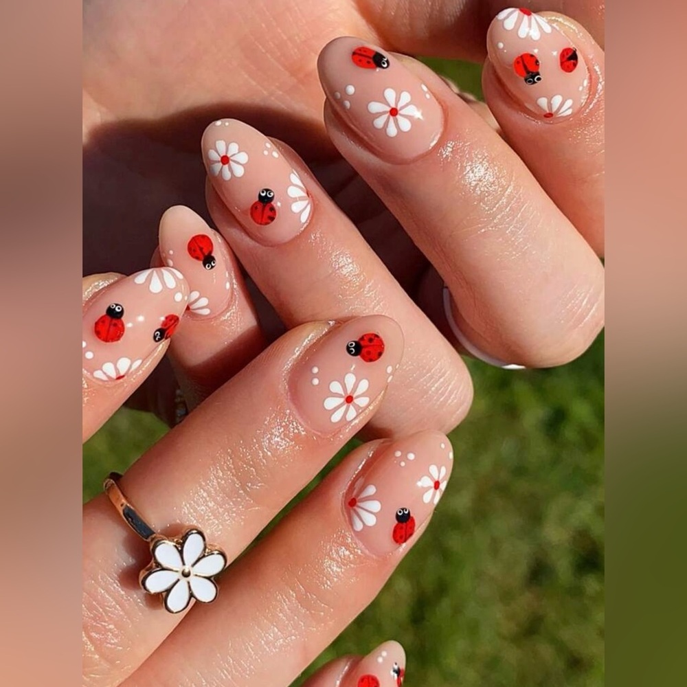 24 Pieces Flower and Ladybug Press-On Nude Nails